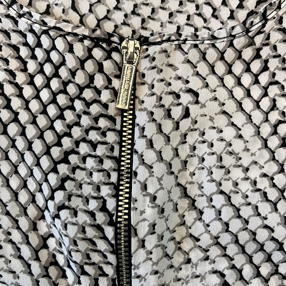 Michael Kors  NWOT   Abstract print blouse scoopneck      Sleeveless      Size S - Picture 3 of 13